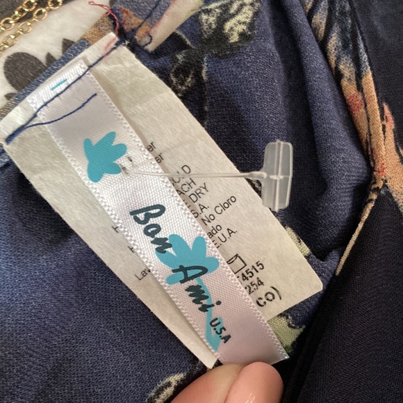 MUST BUNDLE: Bon Ami | Women’s Floral Bell Sleeve V-Neck Blouse - Picture 6 of 6